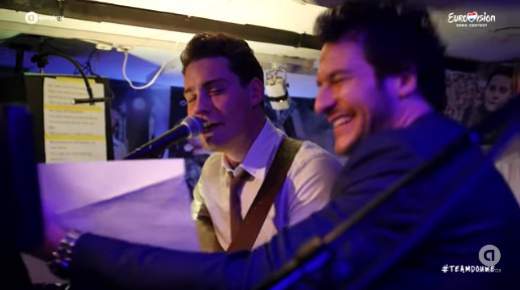 Amir Haddad zingt samen met Douwe Bob