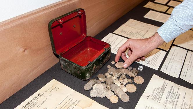 Het Joods Historisch Museum heeft de geveilde munten uit het in Amsterdam-Zuid gevonden geldkistje van de vermoorde Duits-Joodse Peter Redlich terug. 'Het is van historisch belang om de vondst in zijn geheel te tonen.'