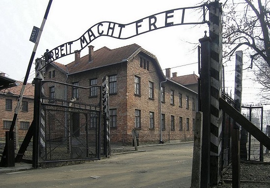 Auschwitz_Arbeit_macht_frei