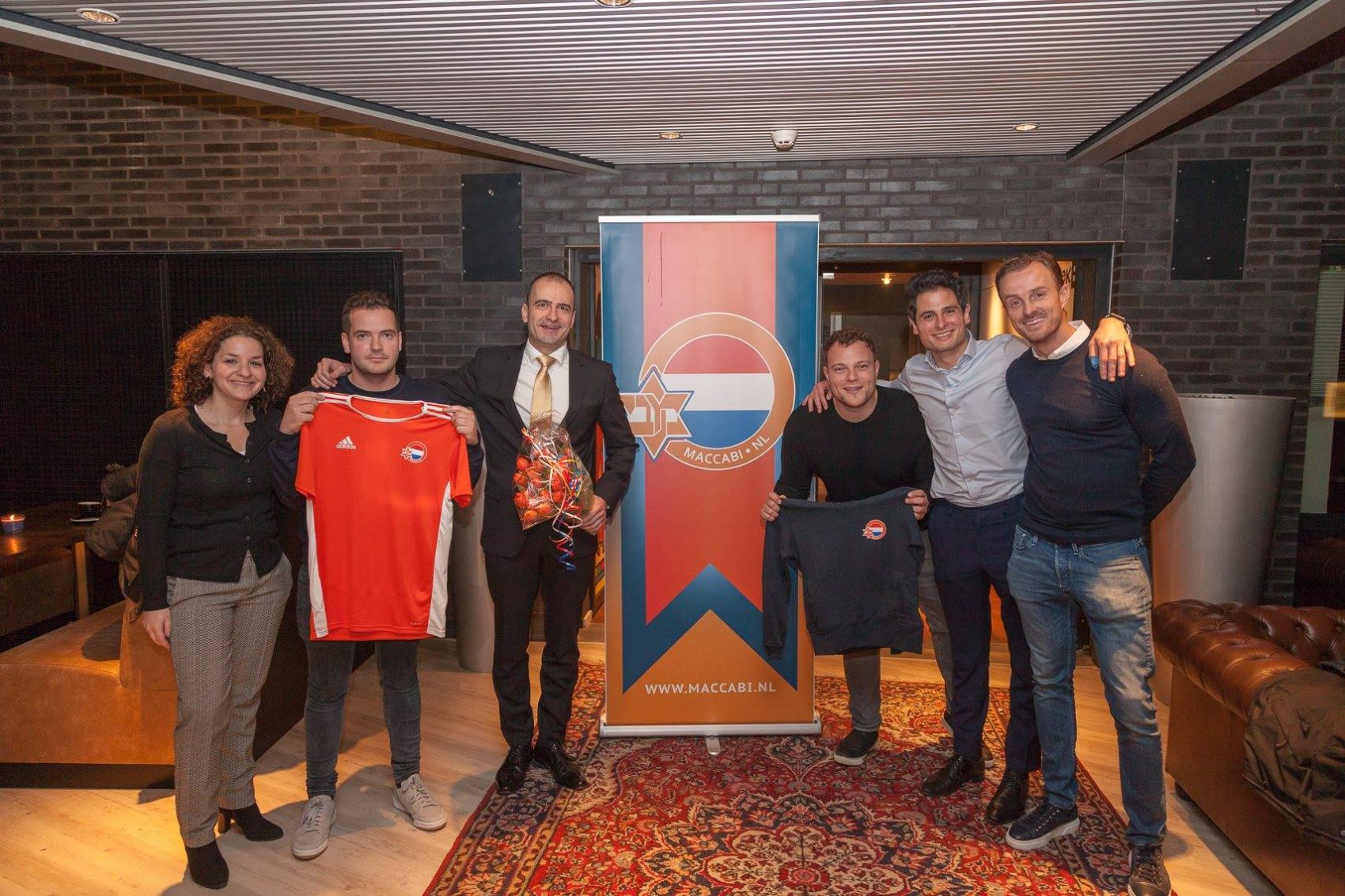 Foto Maccabi Nederland met de Hongaarse ambassadeur in Nederland dhr. Andras Kocsis ‏