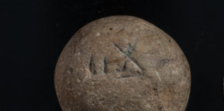 Van kalksteen gemaakt gewicht uit periode van 1e Tempel gevonden bij de Kotel