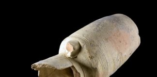 Pot van aardewerk met vier 1000 jaar oude gouden munten opgegraven in Jeruzalem